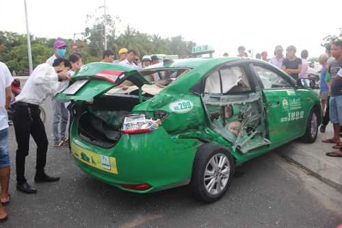 Xe tải va chạm với xe taxi, khiến 3 người thương vong