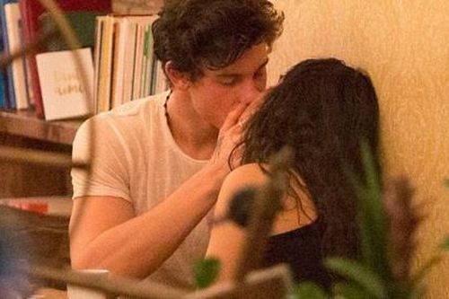 Shawn Mendes hôn đắm đuối Camila Cabello trong quán ăn