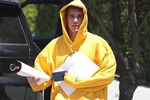 Justin Bieber bị chê hết thời vì trực tiếp xuống đường phát tờ rơi
