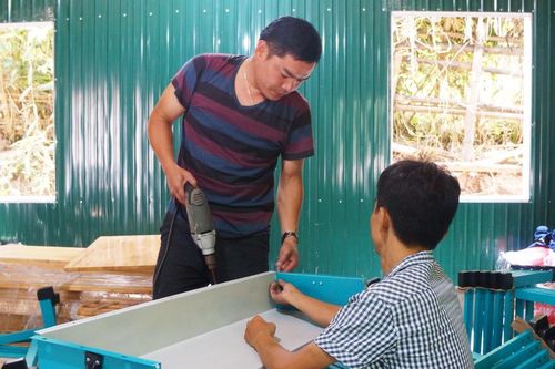 Khẩn trương dựng phòng học lắp ghép ở vùng lũ Sa Ná