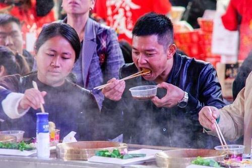 Nóng gay gắt 40 độ C, thực khách ung dung mặc áo ấm, ăn lẩu nóng