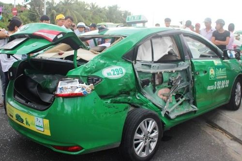 Xe tải va chạm taxi làm một người chết, ba người bị thương