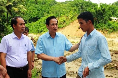 Chia sẻ tổn thất với nhân dân vùng lũ