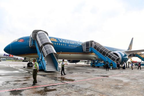 'Siêu tàu bay' bay chuyến đầu tiên tại Việt Nam