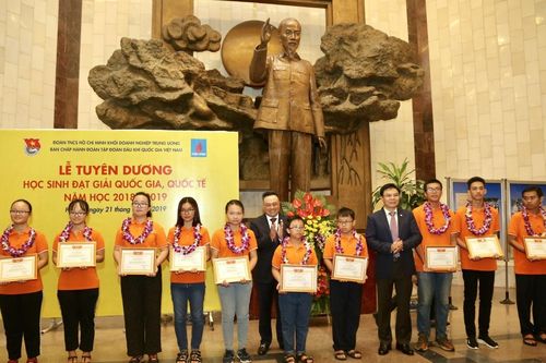 Tuyên dương học sinh giỏi đạt giải quốc gia, quốc tế năm học 2018 - 2019