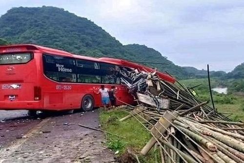 Xe khách lao vào xe tải, 2 người chết, nhiều người bị thương