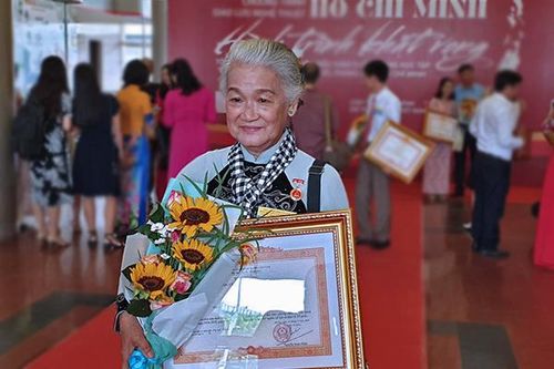 Họa sĩ 70 tuổi đi dọc Việt Nam vẽ hơn 2.000 chân dung mẹ anh hùng