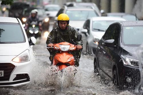 Mưa dai dẳng suốt trưa, người Sài Gòn băng băng lướt sóng