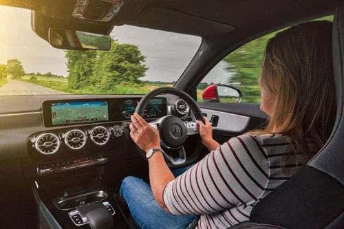 Mercedes-Benz gắn cảm biến bí mật theo dõi khách hàng