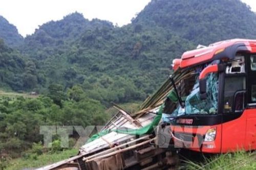 Xe khách đâm vào xe tải đỗ ven đường, 14 người thương vong