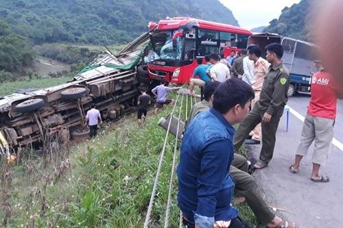 Xe khách tông vào đuôi ô tô tải khiến tài xế và nữ hành khách tử vong, 14 người bị thương