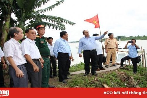 Chủ tịch UBND tỉnh Nguyễn Thanh Bình thăm, tặng quà các hộ dân khu vực sông Vàm Cái Hố bị ảnh hưởng sạt lở