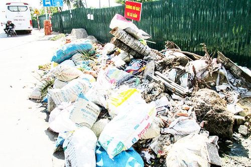 Rác, xà bần chiếm lòng, lề đường