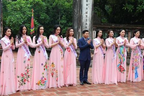 Thí sinh Cuộc thi Người đẹp Hoa Lư 2019 dâng hương, chụp ảnh tại Khu di tích lịch sử văn hóa Cố đô Hoa Lư