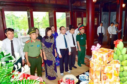 Đoàn đại biểu của tỉnh dâng hương tưởng niệm 50 năm Ngày mất Chủ tịch Hồ Chí Minh