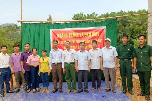 Đồng Hỷ: Bàn giao tiền hỗ trợ làm nhà cho hộ nghèo