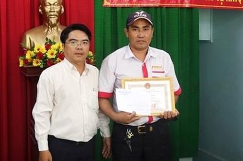 Khen thưởng tài xế taxi tố giác tội phạm