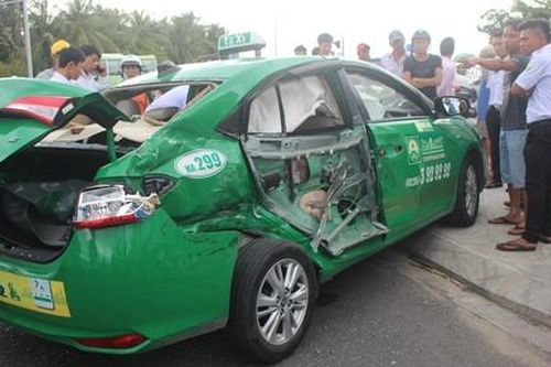 Xe tải tông taxi, 1 hành khách tử vong