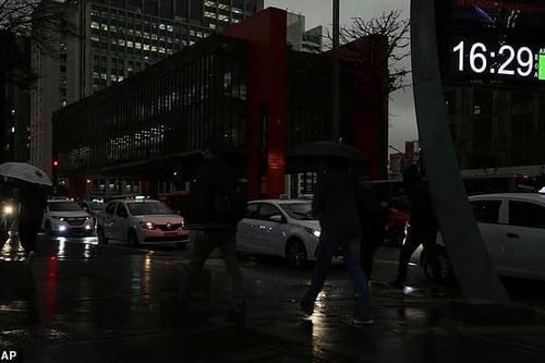 Bầu trời Sao Paulo tối đen như mực do cháy rừng Amazon