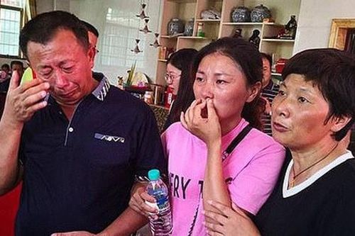 Cay mắt khoảnh khắc cô gái Trung Quốc đoàn tụ cha mẹ ruột sau 30 năm bị bắt cóc