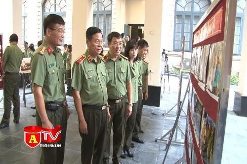 Khai mạc Triển lãm 'Công an Thủ đô khắc ghi lời Bác'