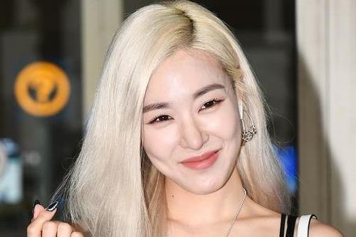Nữ thần nhóm SNSD nổi bật tại sân bay với nhan sắc tươi trẻ