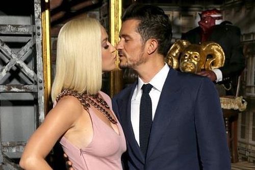 Katy Perry âu yếm hôn phu giữa ồn ào bị tố quấy rối tình dục