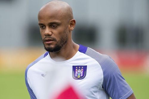 HLV kiêm cầu thủ Kompany bị tước quyền sau thành tích tệ hại