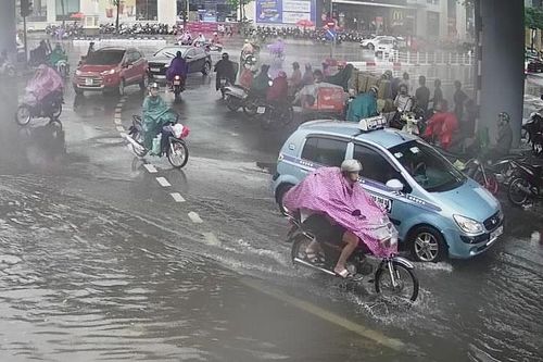 Hà Nội: Người đi đường thót tim vì những đợt sấm nổ trong trận mưa lớn