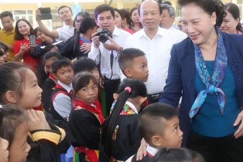 Chủ tịch Quốc hội Nguyễn Thị Kim Ngân tặng sữa cho học sinh huyện miền núi Hoành Bồ, Quảng Ninh