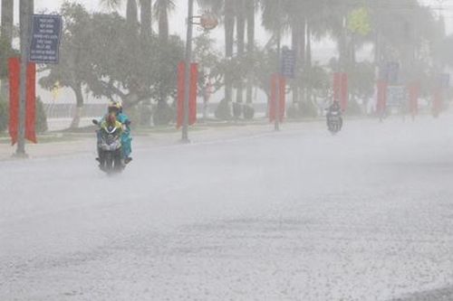 Bắc Bộ tiếp tục mưa lớn; Trung Bộ nắng nóng kéo dài