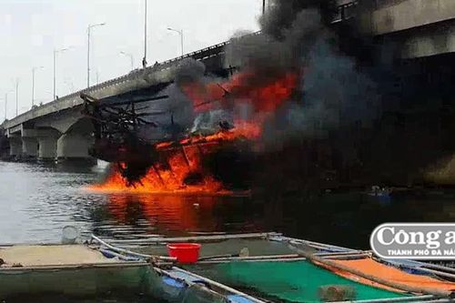 Cháy rụi tàu cá