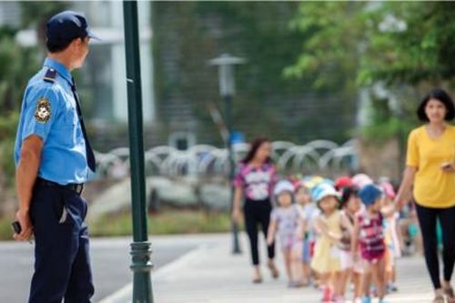 Hà Nội yêu cầu kiểm soát chặt chẽ người lạ vào trường học