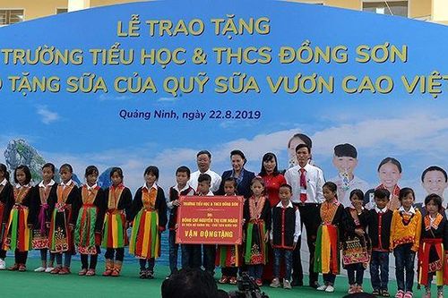Chủ tịch Quốc hội Nguyễn Thị Kim Ngân dự Lễ trao tặng trường Tiểu học và THCS Đồng Sơn tại Quảng Ninh.