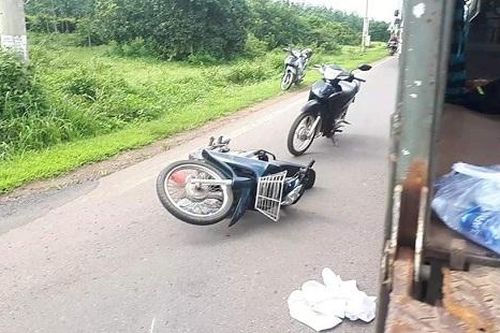 Không đội mũ bảo hiểm, tông xe vào CSGT