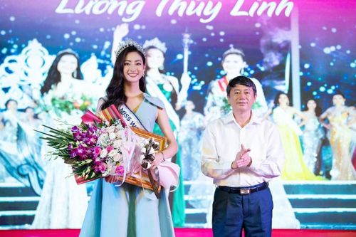 Hiền Hồ bẽn lẽn chụp bên thủ môn Bùi Tiến Dũng, Quang Hải