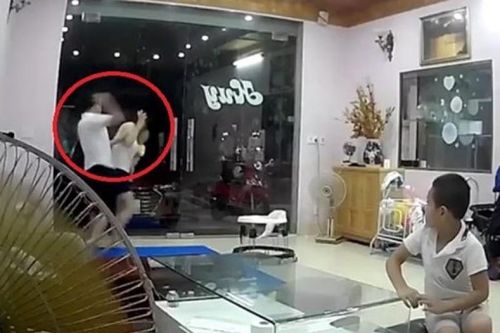 Phẫn nộ với clip vợ bế con bị chồng lao vào đánh tới tấp