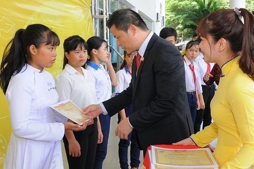 Nam A Bank trao 120 suất học bổng cho học sinh tỉnh Long An
