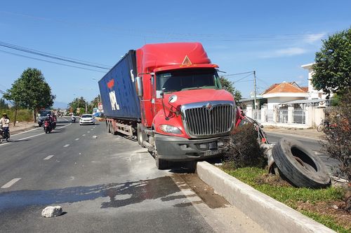 Xe đầu kéo mất lái, leo lên dải phân cách