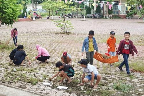 Học sinh tham gia vệ sinh trường, lớp trước năm học mới