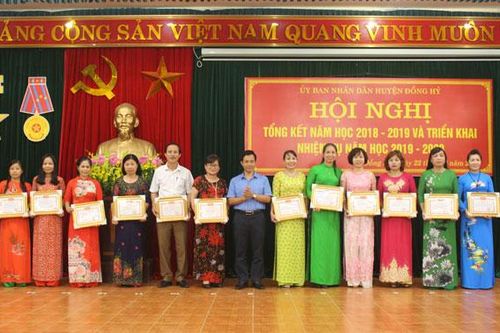 Khen thưởng nhiều cá nhân, tập thể có thành tích trong ngành Giáo dục