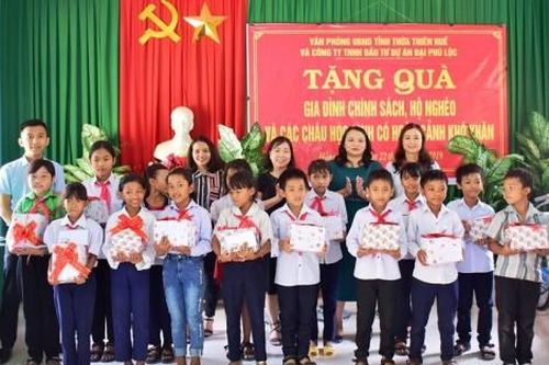 Chính trị - Xã hội An sinh xã hội Hỗ trợ gần 50 triệu đồng cho người nghèo và gia đình chính sách