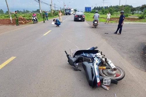 Tạm giữ đối tượng điều khiển xe máy tông CSGT bị thương
