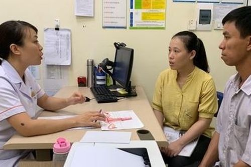 Những cặp vợ chồng hiếm muộn 'trúng số' trên hành trình tìm con