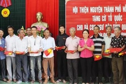 Tặng 1.000 lá cờ Tổ quốc cho bà con ngư dân