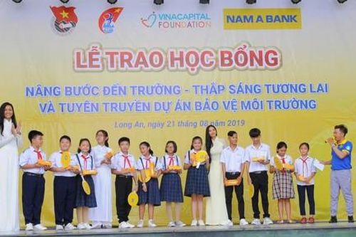 Nam A Bank trao học bổng cho học sinh tỉnh Long An