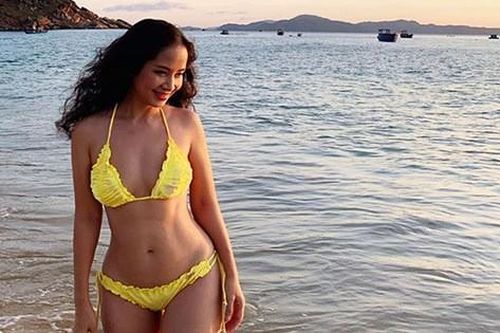 Diệu Thảo 'Phía trước là bầu trời' khoe dáng với bikini