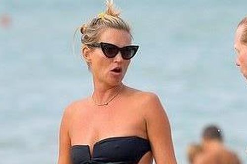 Siêu mẫu Kate Moss tự tin diện bikini ở tuổi 45