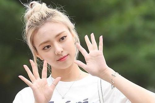 Dàn nữ tân binh Kpop khoe nhan sắc nổi bật đi ghi hình