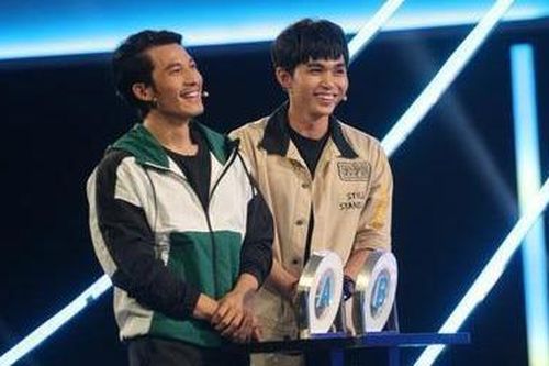 Jun Phạm ôm chặt Liên Bỉnh Phát khi thắng 105 triệu đồng ở game show